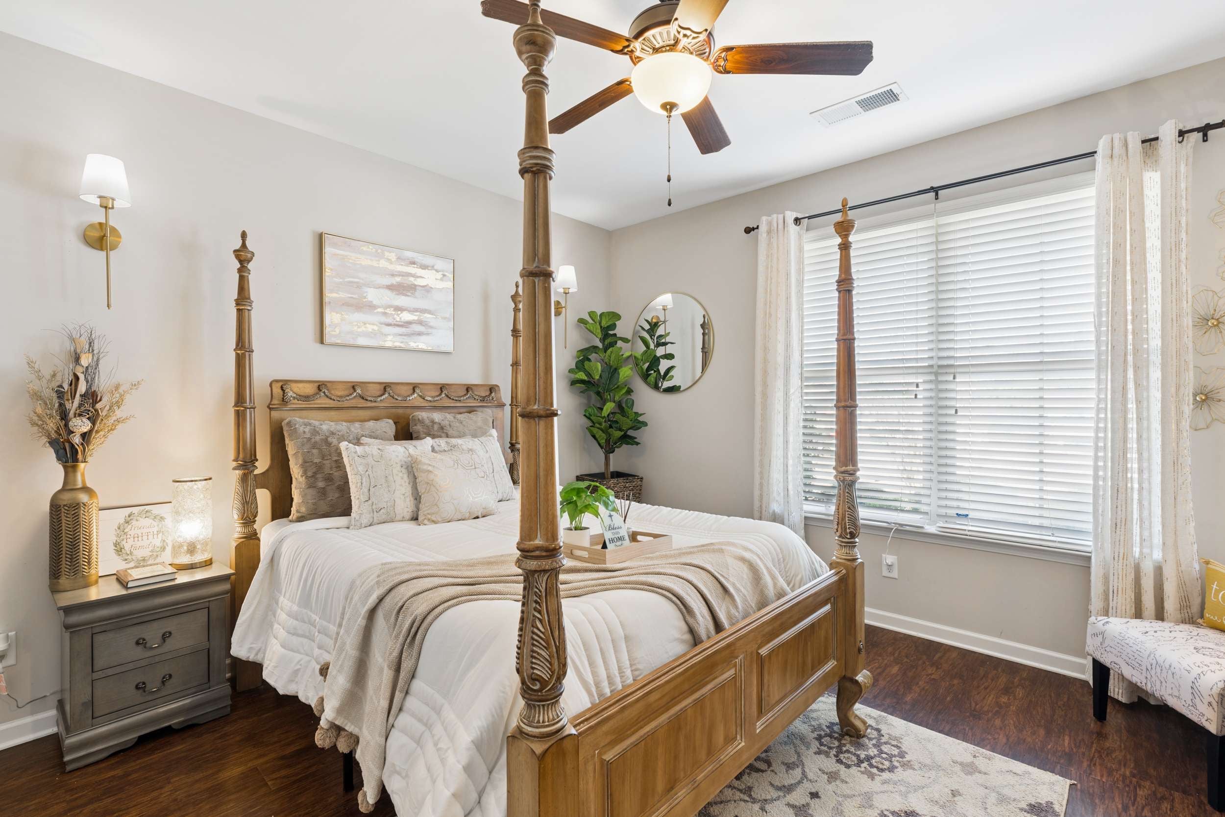 Traditional Queen-size Wooden Canopy Bed